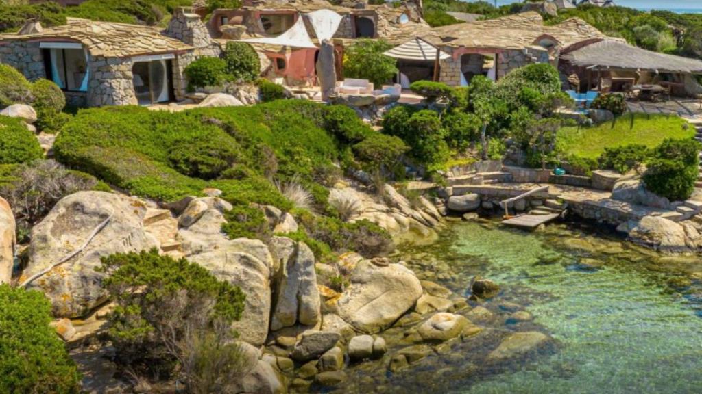 La empresa Sotheby's Realty gestiona la venta de esta mansión única en Córcega, enclavada entre la roca y el mar.