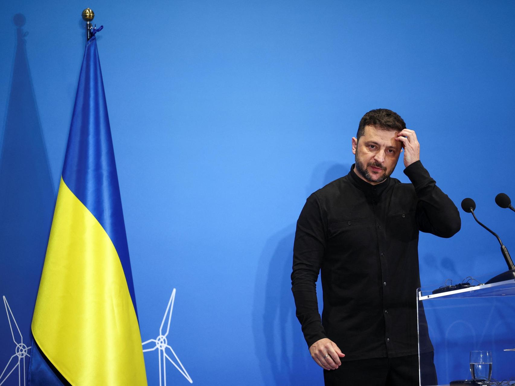 El presidente ucraniano Volodímir Zelenski asiste a una rueda de prensa el primer día de la Conferencia para la Recuperación de Ucrania.