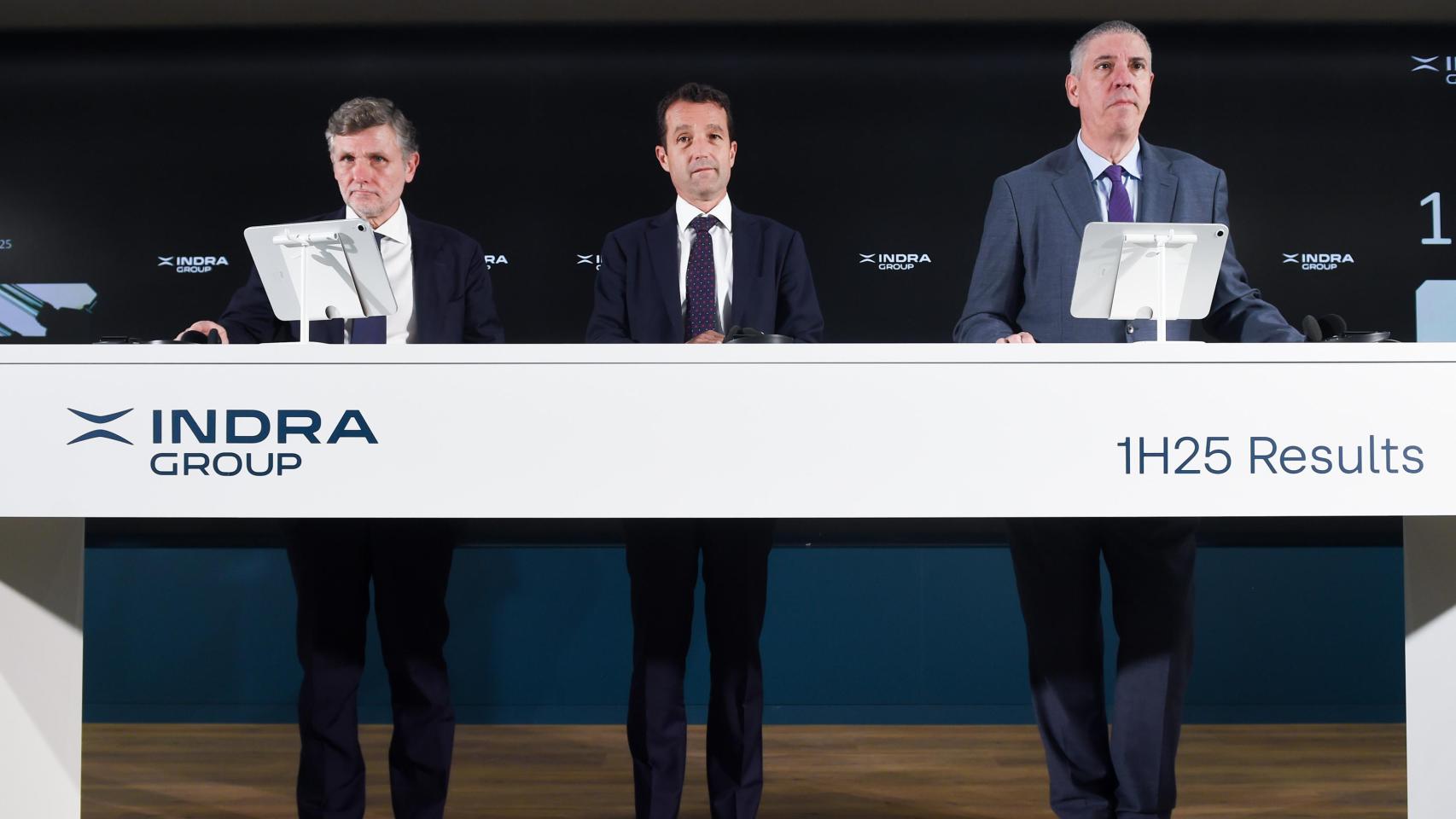 De izquierda a derecha: Miguel Forteza, director general financiero; Ángel Escribano, presidente, y José Vicente de los Mozos, consejero delegado de Indra Group, durante la presentación de resultados del primer semestre.