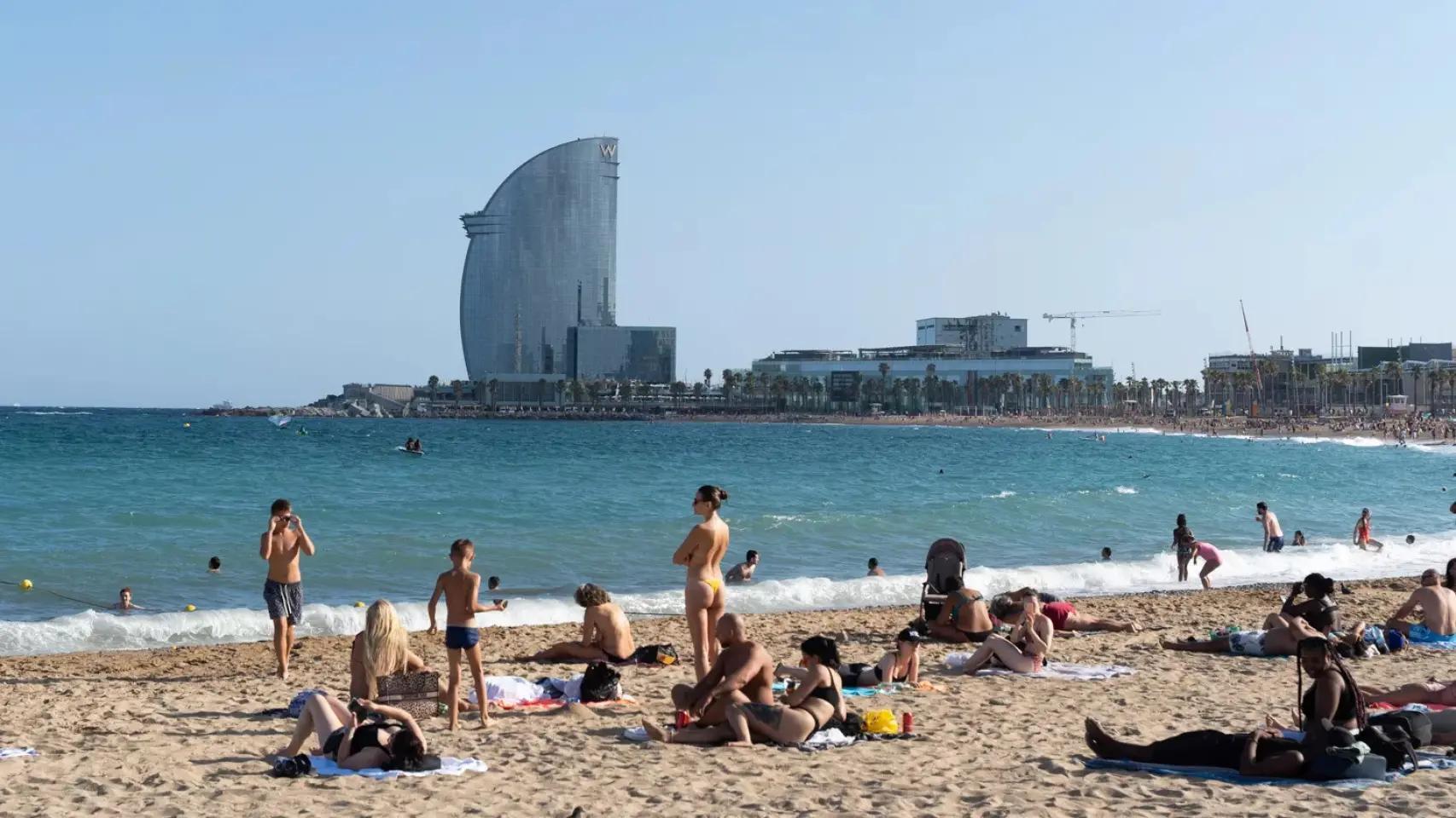 Bañistas en la playa de la Barceloneta