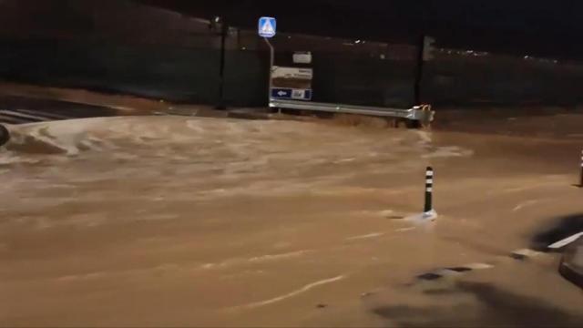 Una carretera inundada en Pilar de la Horadada.