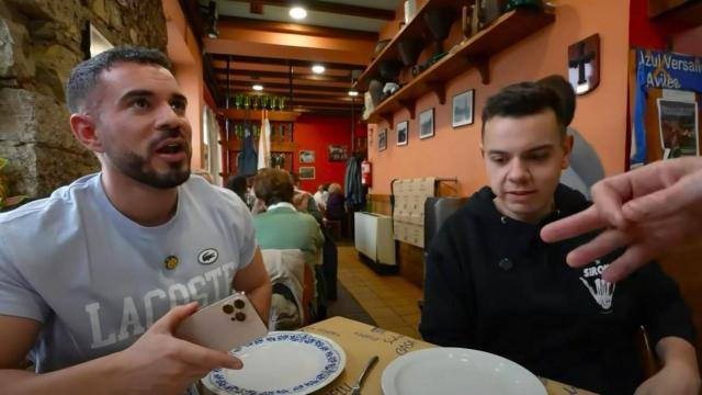 Pablo Cabezali y Senén en una de las mesas del restaurante Casa Gelu.