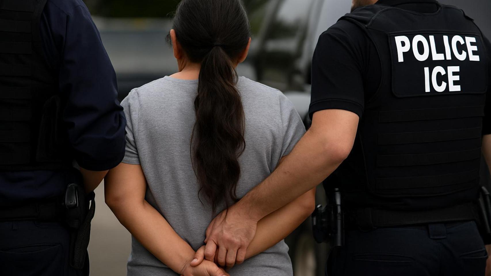 La colaboración entre la policía local de Houston e ICE provocó que las autoridades trasladaran a Reyna con instancias migratorias por una supuesta orden de deportación previa.