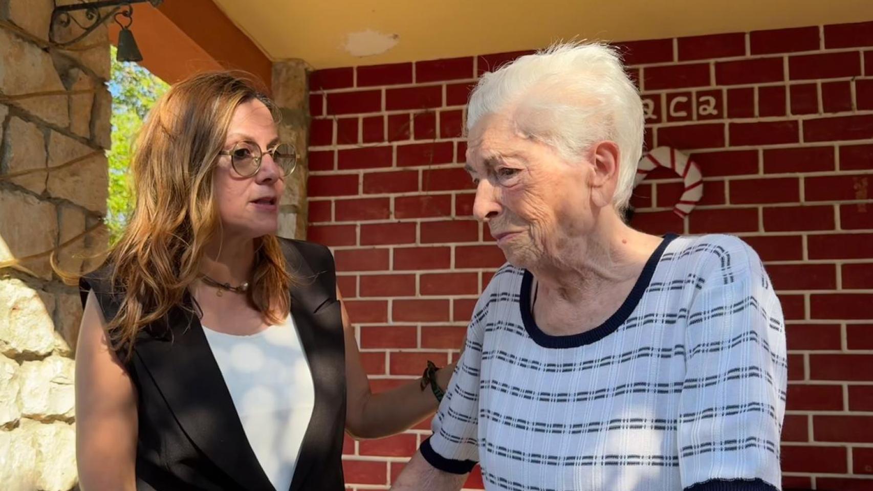 Carmen Carnicer, víctima de okupación, junto a la alcaldesa de Caspe.