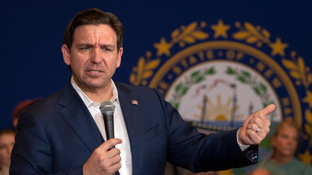 Ron DeSantis en medio de un discurso.