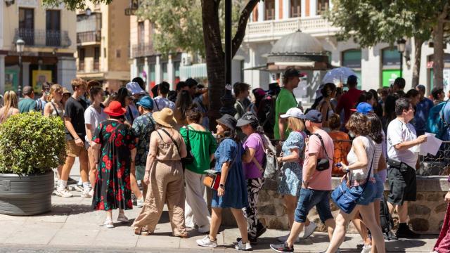 Un grupo de turistas pasea por la plaza de Zocodover, en Toledo.