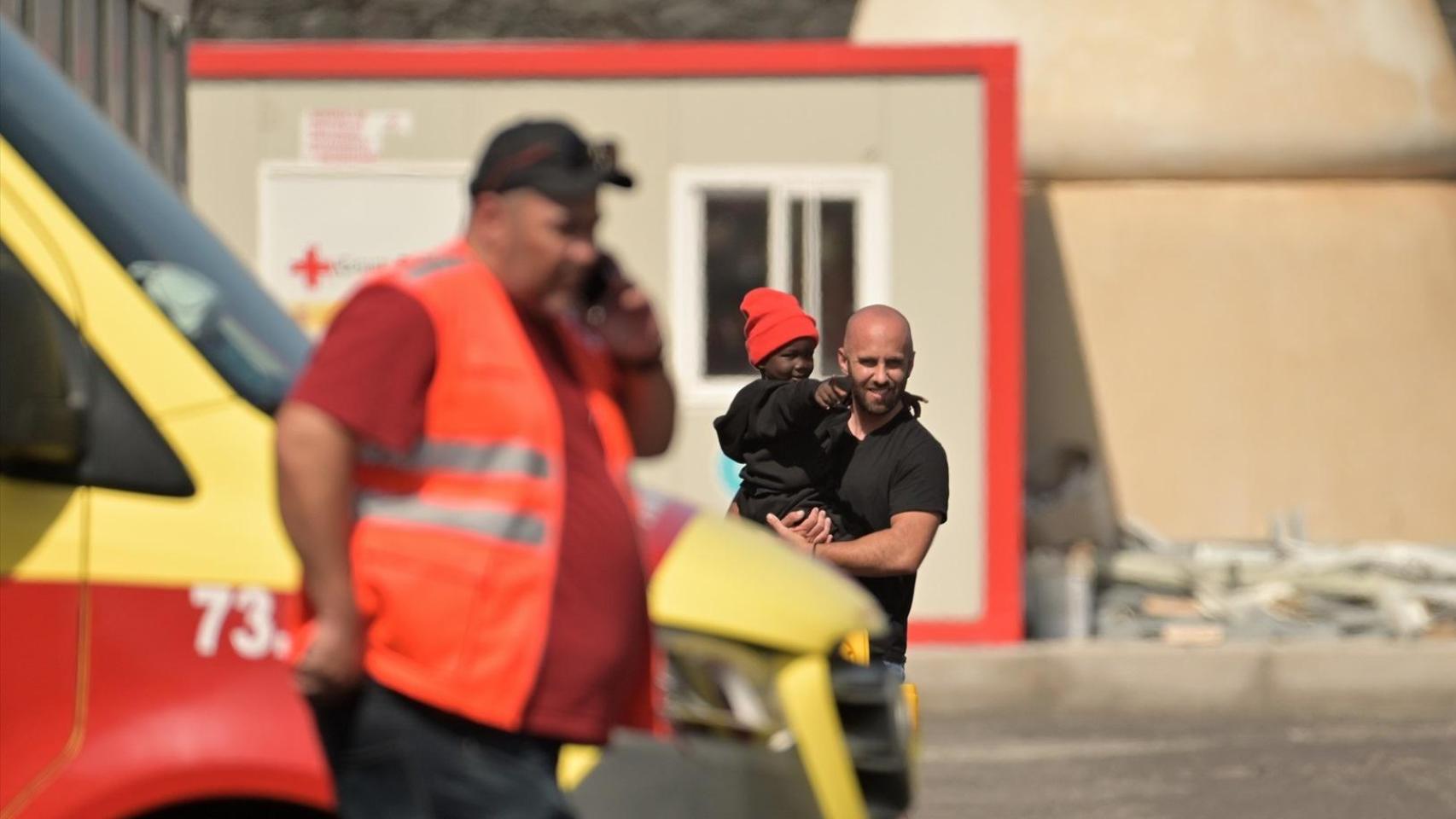Uno de los menores migrantes rescatados tras volcar un cayuco a su llegada al Puerto de la Restinga, en El Hierro (Canarias).