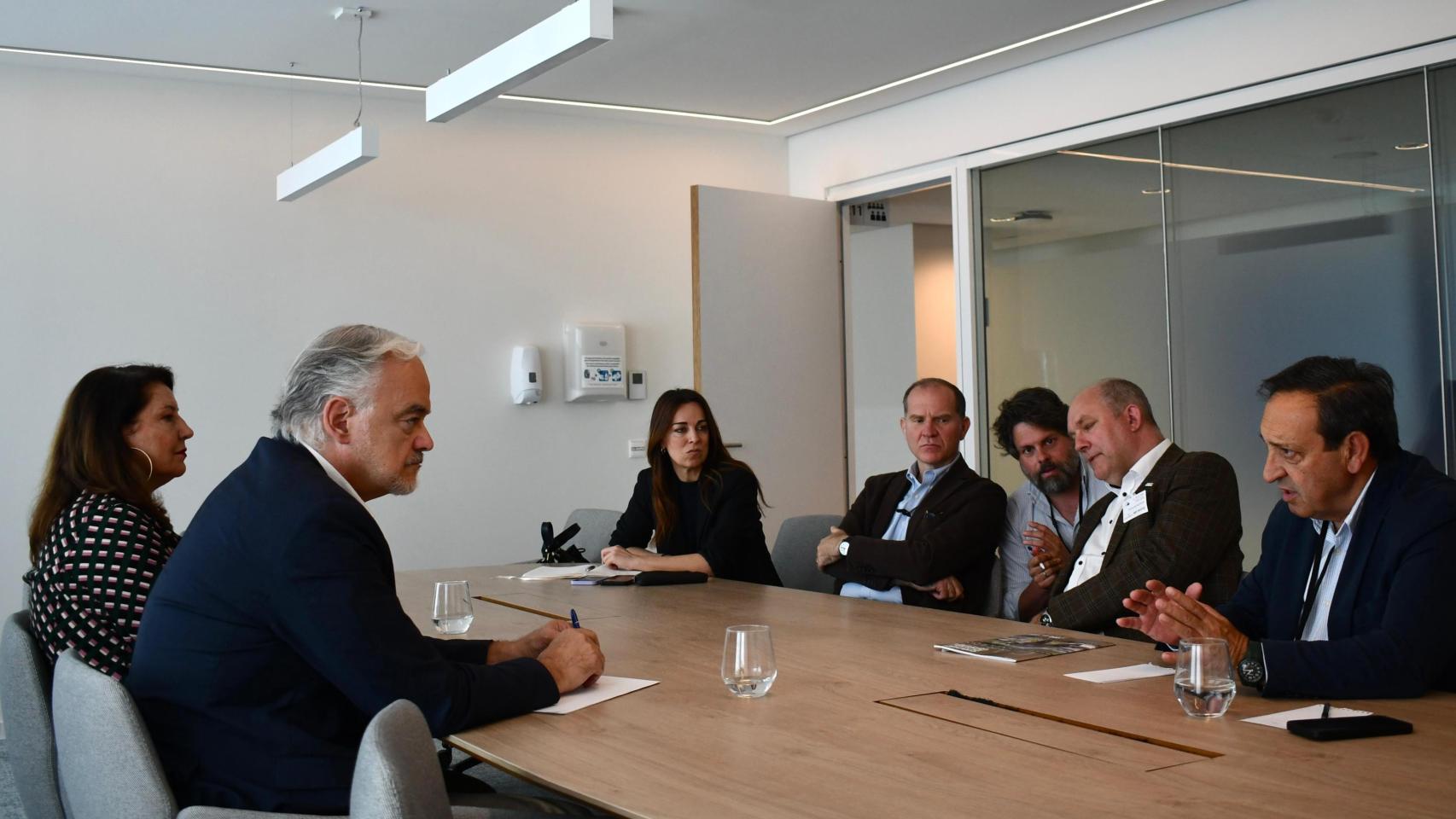 Esteban G. Pons y Carmen Crespo, reunidos con asociaciones agrarias de Italia, Suecia y España en la sede del Parlamento Europeo en Bruselas.