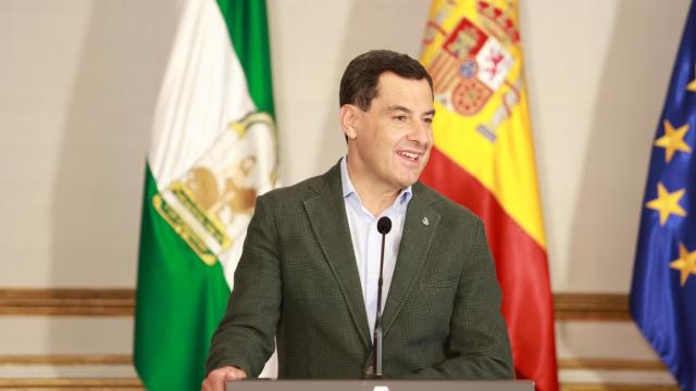 Juanma Moreno atiende a los medios de comunicación en el Palacio de San Telmo de Sevilla.