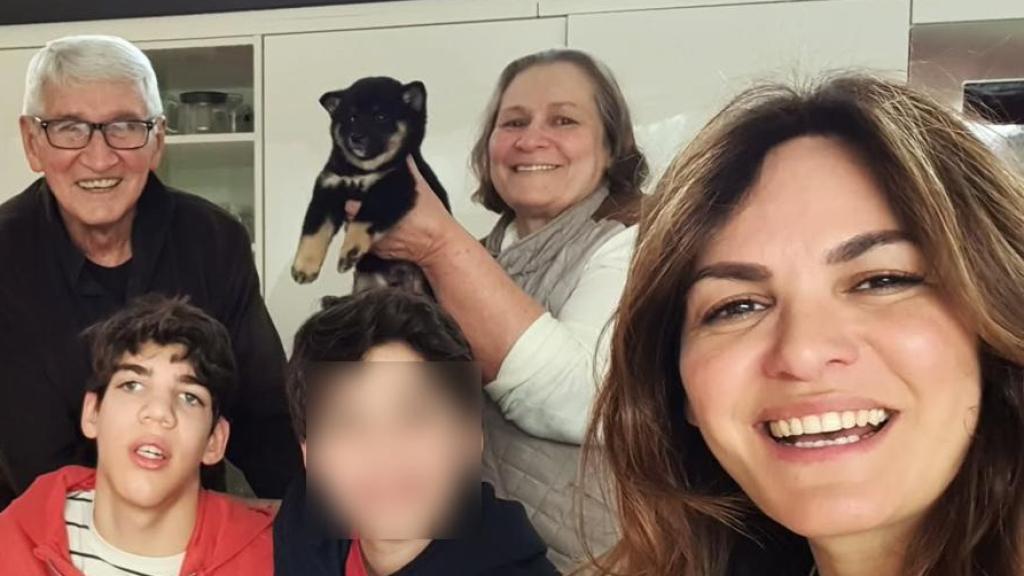 Fabiola Martínez, con sus hijos y padres, en una imagen de las redes sociales.