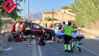 Bomberos y sanitarios intervienen en el accidente.