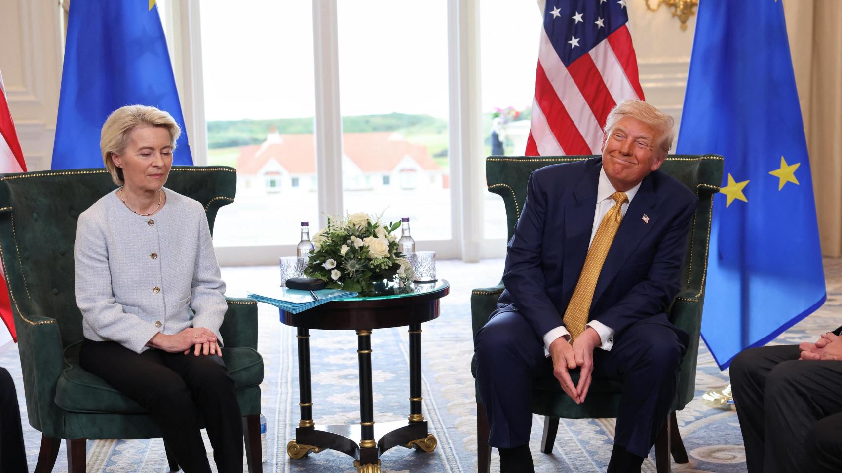 Ursula von der Leyen y Donald Trump, al inicio de su reunión este domingo en Escocia