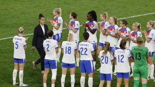 La seleccionadora de España, Montse Tomé, es aplaudida por las jugadoras rivales.