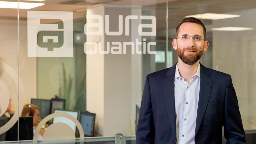 Pablo Trilles en la ofinica de AuraQuantic.