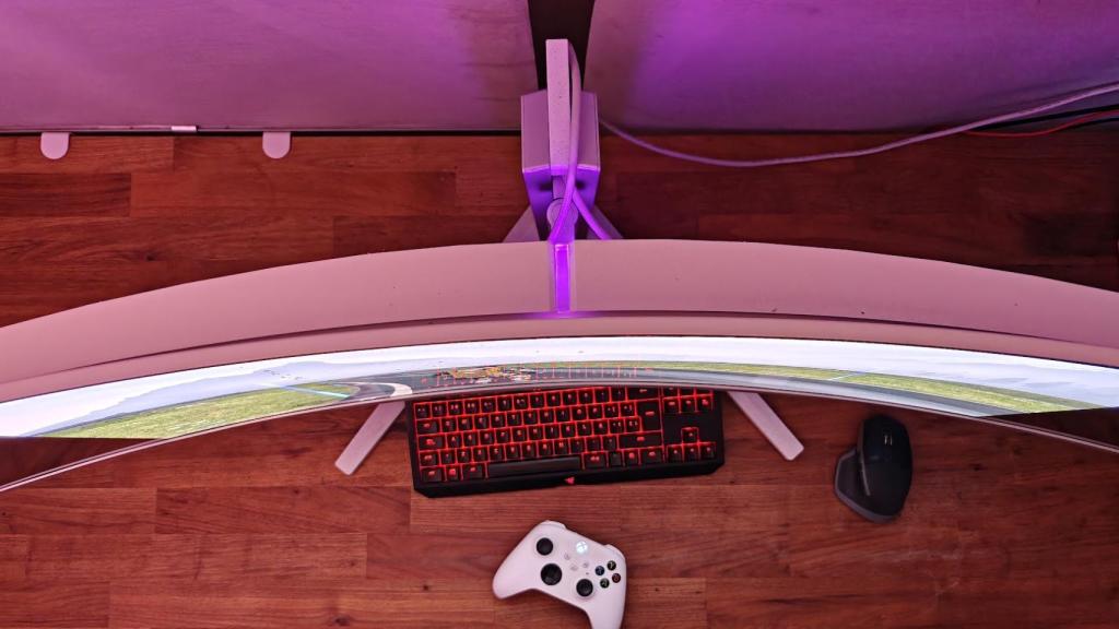 Curvatura y profundidad del Philips Evnia 49M2C8900