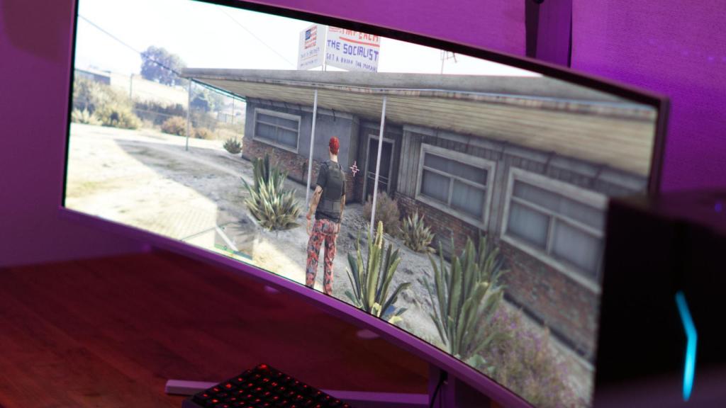 Mirilla virtual en el GTA V en el monitor Philips Evnia 49M2C8900