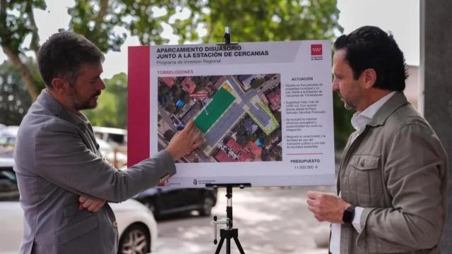 García Martín visita Torrelodones para presentar el nuevo aparcamiento disuasorio.