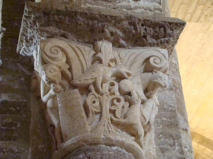 Capitel que representa la fábula de la zorra y el cuervo, en la iglesia románica de San Martín de Fromista en Palencia (España). Foto: Lourdes Cardenal/Wikimedia Commons