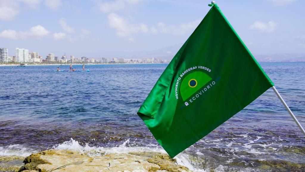 La bandera verde de Ecovidrio en uno de los municipios que cuentan con este estandarte.