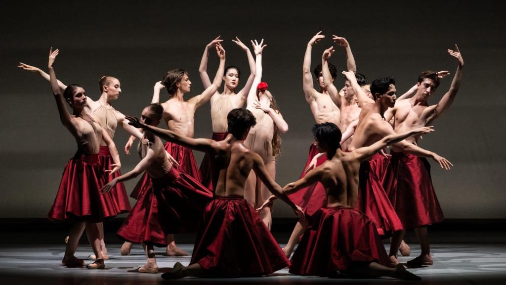 La Junior Ballet de la Ópera de París interpretando 'Requiem for a rose', de Annabelle López Ochoa. Foto: Julien Benhamou