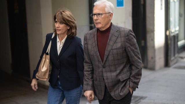 Baltasar Garzón y Dolores Delgado caminando de la mano por Madrid.