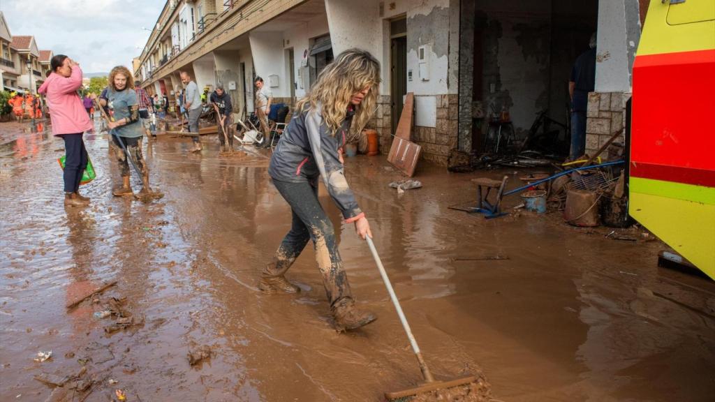 Varias personas colaboran en las labores de limpieza de Utiel tras la dana. Víctor Fernández / EP