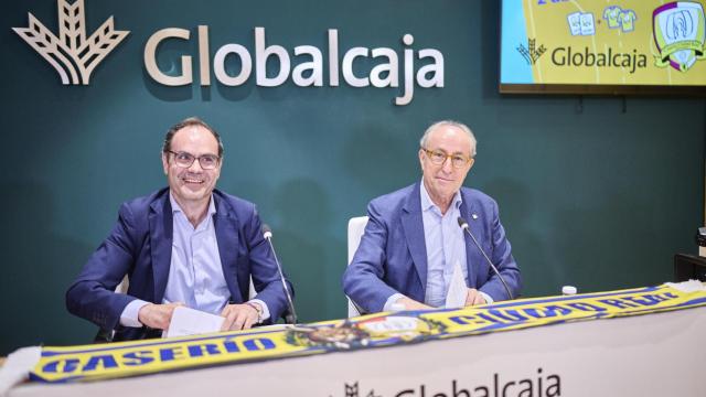 Julián Amores (i) y Mariano León (d), presidentes del BM Caserío Ciudad Real y Globalcaja, respectivamente.