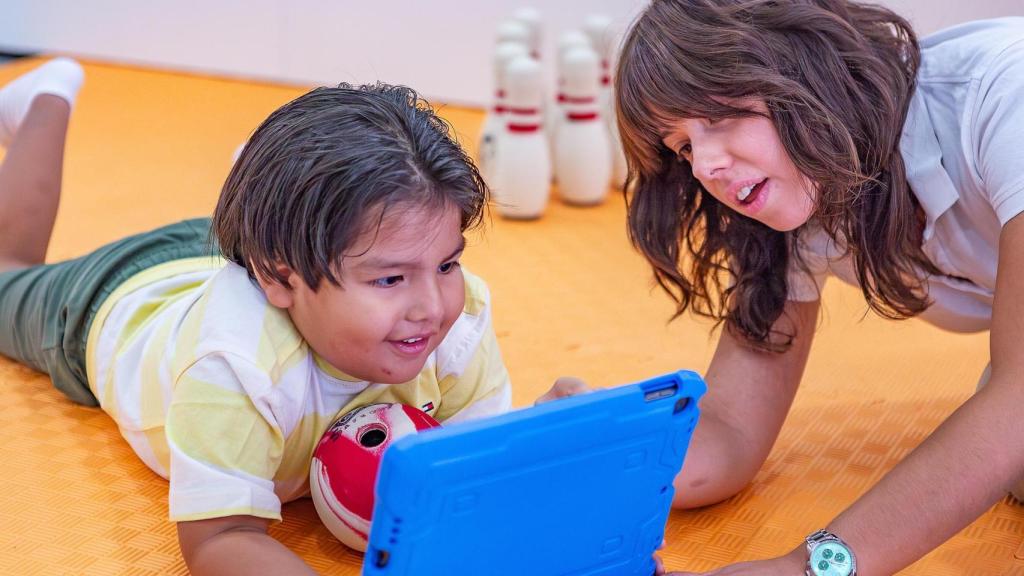 Gustavo y Mónica, terapeuta en el centro de Atención Temprana de Fundación Juan XXIII.