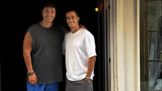 Lucas Vázquez disfruta del verano en Galicia comiendo en A Coruña y bañándose en Perbes