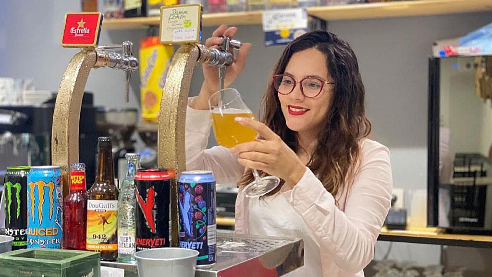 Sabrina en el bar de Cubillas de Santa Marta