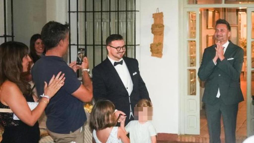 David Enguita y Juan Carlos Tabero, rodeados de invitados en su fiesta preboda.