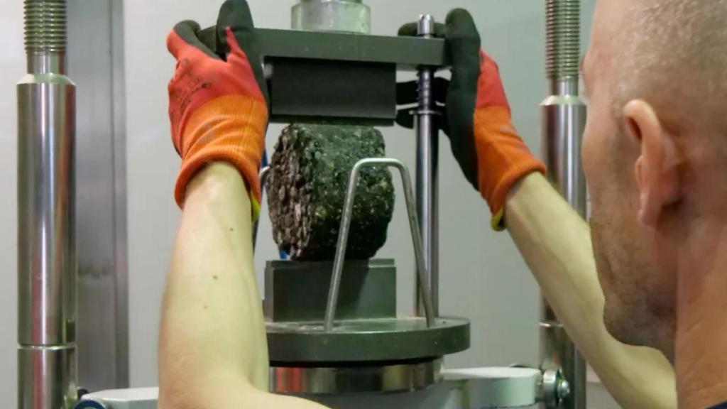 Trozos del asfalto hecho de colillas de cigarrillos.