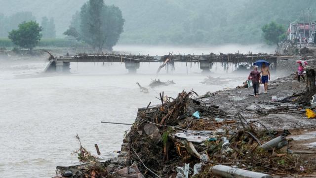 Imágenes de un puente de Pekín dañado por las lluvias torrenciales e inundaciones.