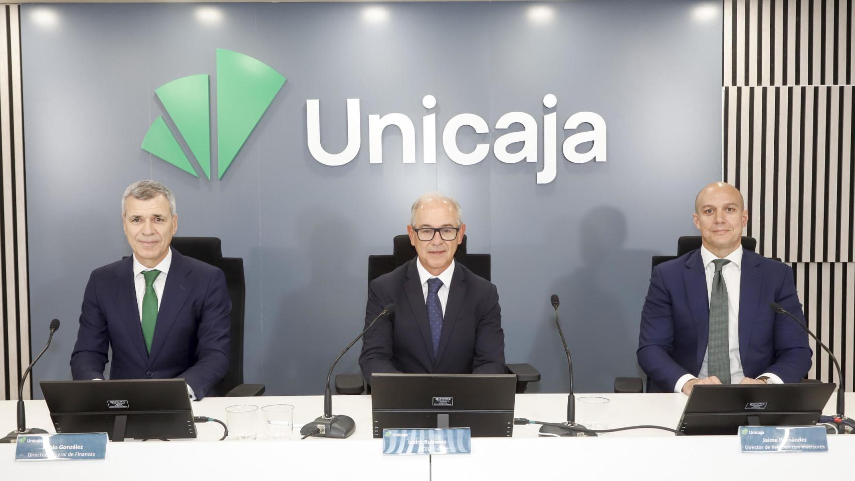 Pablo González, director financiero de Unicaja; Isidro Rubiales, su consejero delegado, y Jaime Hernández, director de Relaciones Institucionales del banco, este martes durante la presentación de resultados de la entidad.