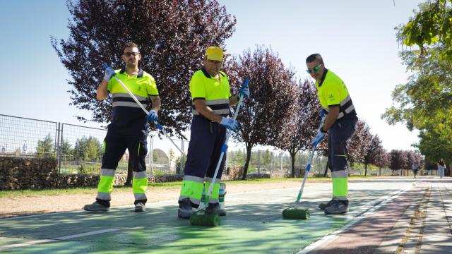 Operarios de obras en el en el tramo de la avenida del Padre Ignacio Ellacuría del carril bici de Salamanca