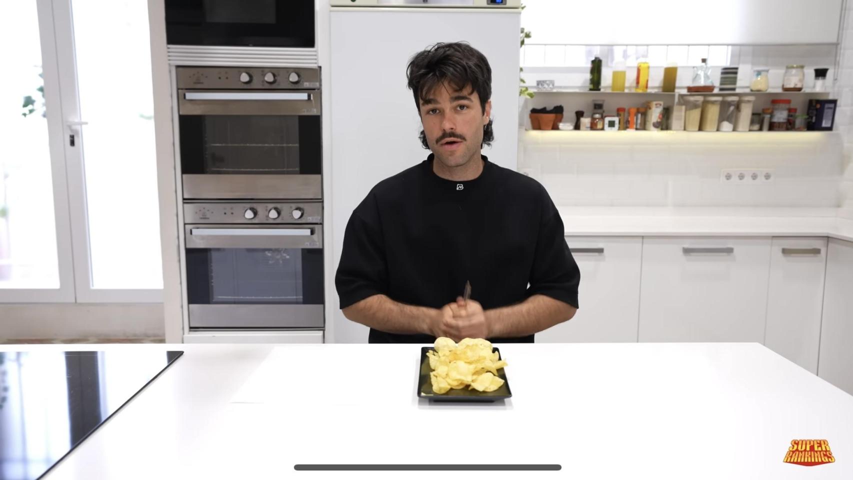 Peldanyos, influencer gastronómico probando patatas del bolsa de supermercado.