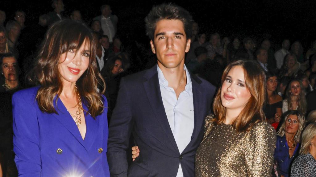 Paloma Lago, junto a su hijo, Javier, y su nuera, Eugenia, en un desfile.