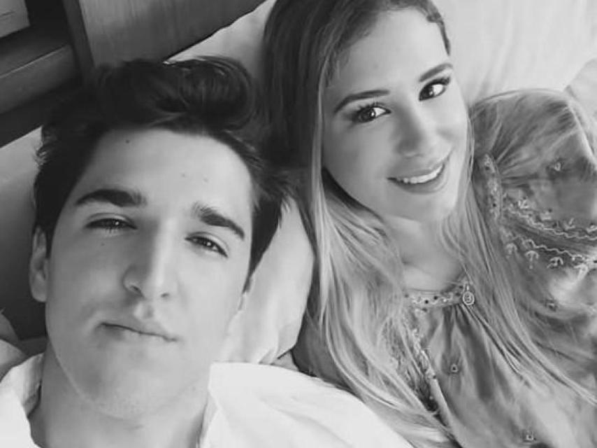 El matrimonio, posando, feliz.