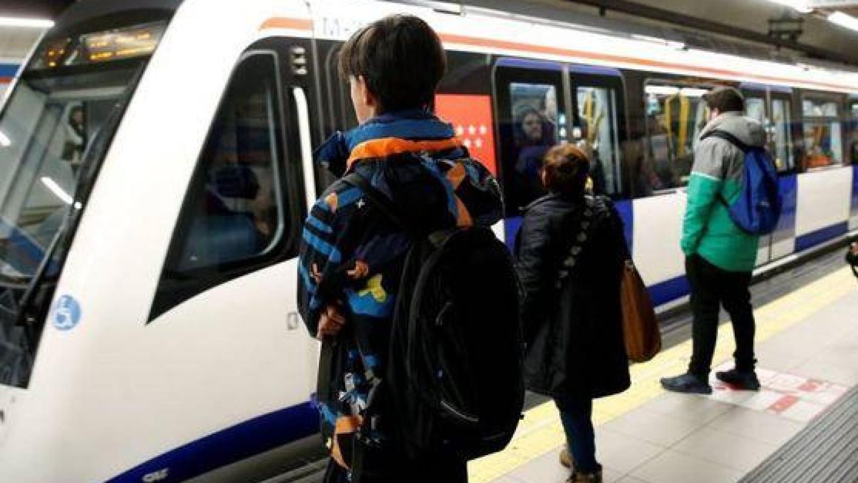 Personas esperan para subirse al Metro de Madrid.