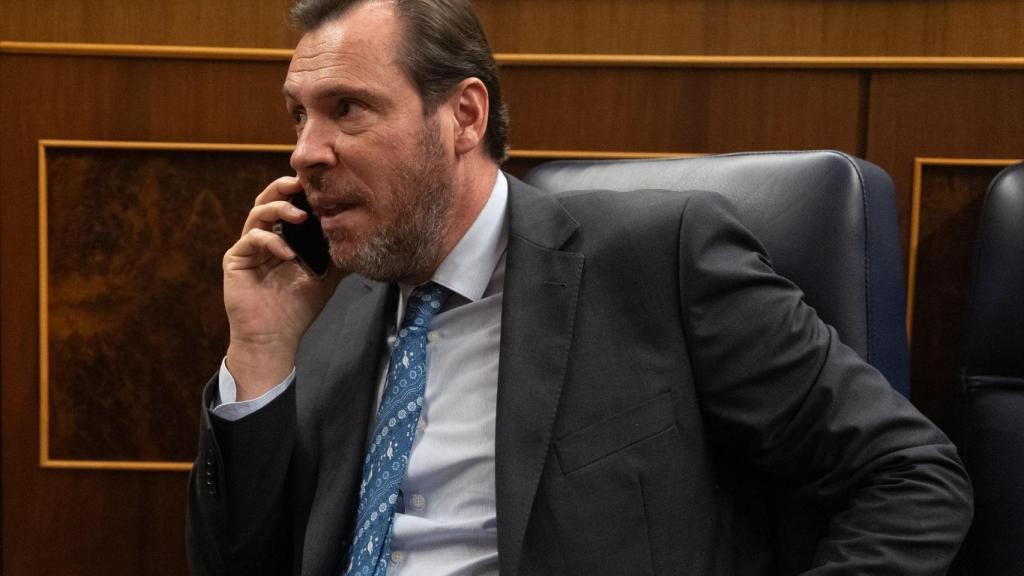 El ministro de Transporte y Movilidad Sostenible, Óscar Puente, habla por teléfono durante una sesión plenaria, en el Congreso de los Diputados.