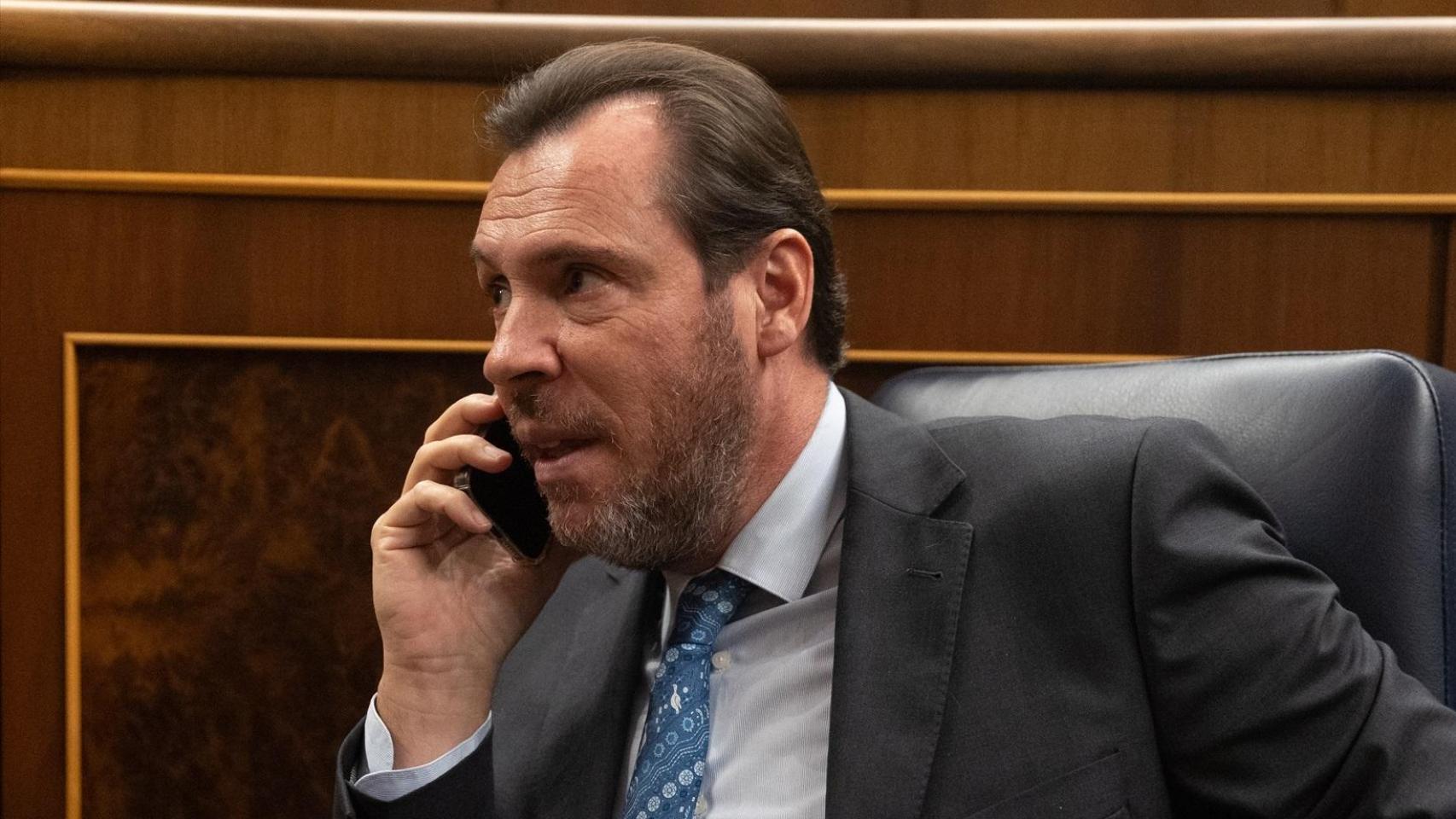 El ministro de Transporte y Movilidad Sostenible, Óscar Puente, habla por teléfono durante una sesión plenaria, en el Congreso de los Diputados.