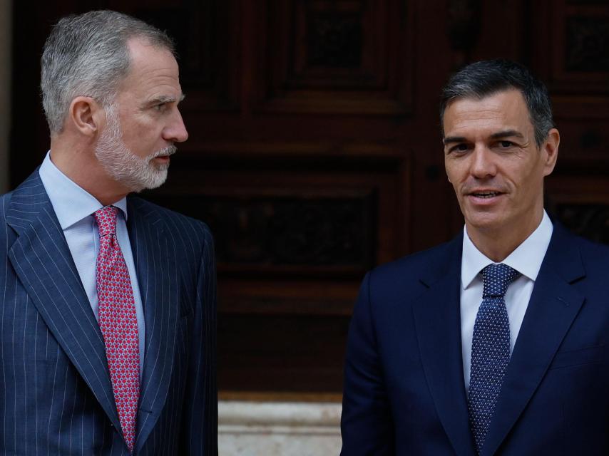 El presidente del Gobierno, Pedro Sánchez, junto al rey Felipe VI.