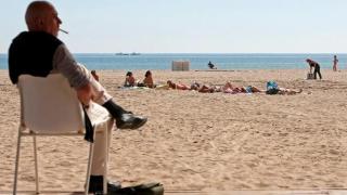 Un hombre fuma un cigarrillo en la playa de Las Arenas, en Valencia, en una imagen de archivo.