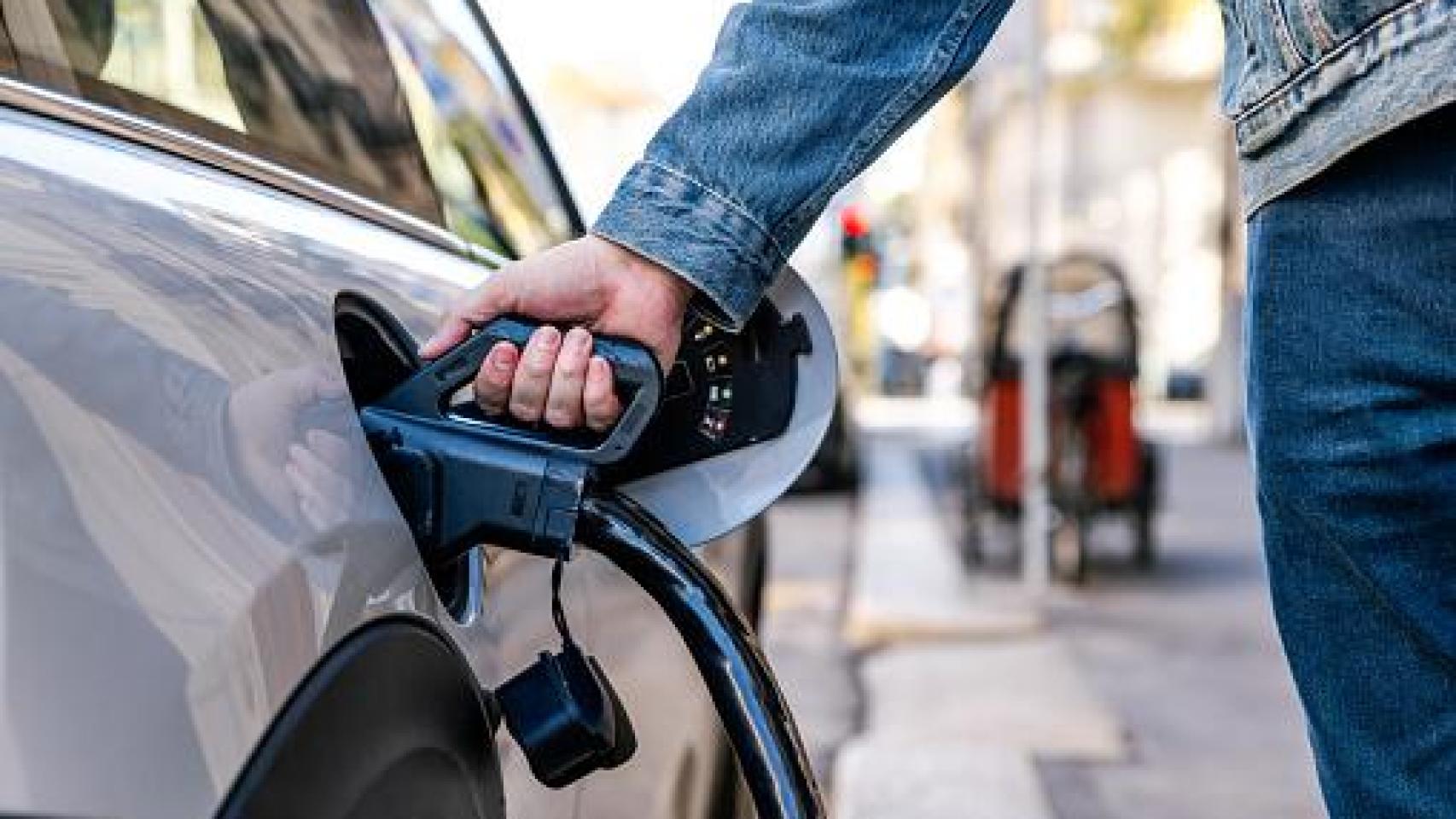 Imagen de un coche eléctrico cargándose.