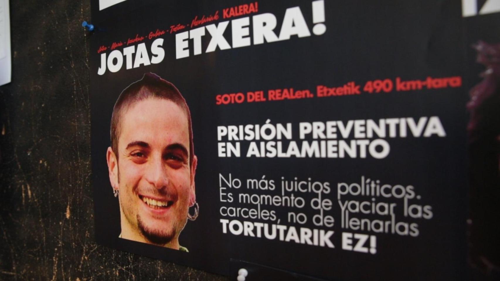 José Javier Osés, en una pancarta que se deslegó mientras estaba en la cárcel, exigiendo su libertad al considerarlo un preso político.