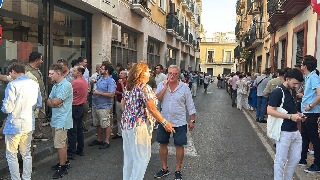Hermanos de la Macarena guardan cola antes de entrar en el cabildo extraordinario.