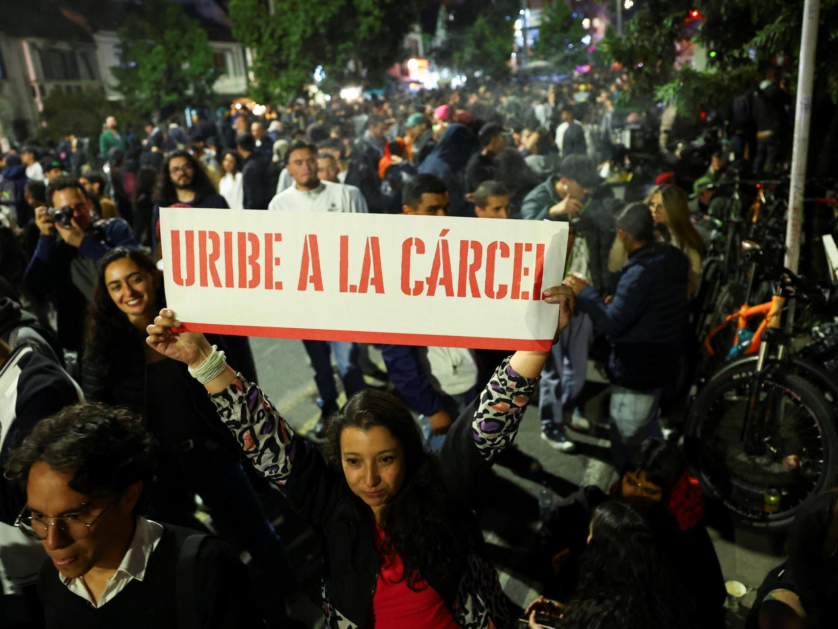 Una mujer sostiene una pancarta en la que se lee Uribe va a la cárcel, en Bogotá, Colombia, el 28 de julio de 2025.