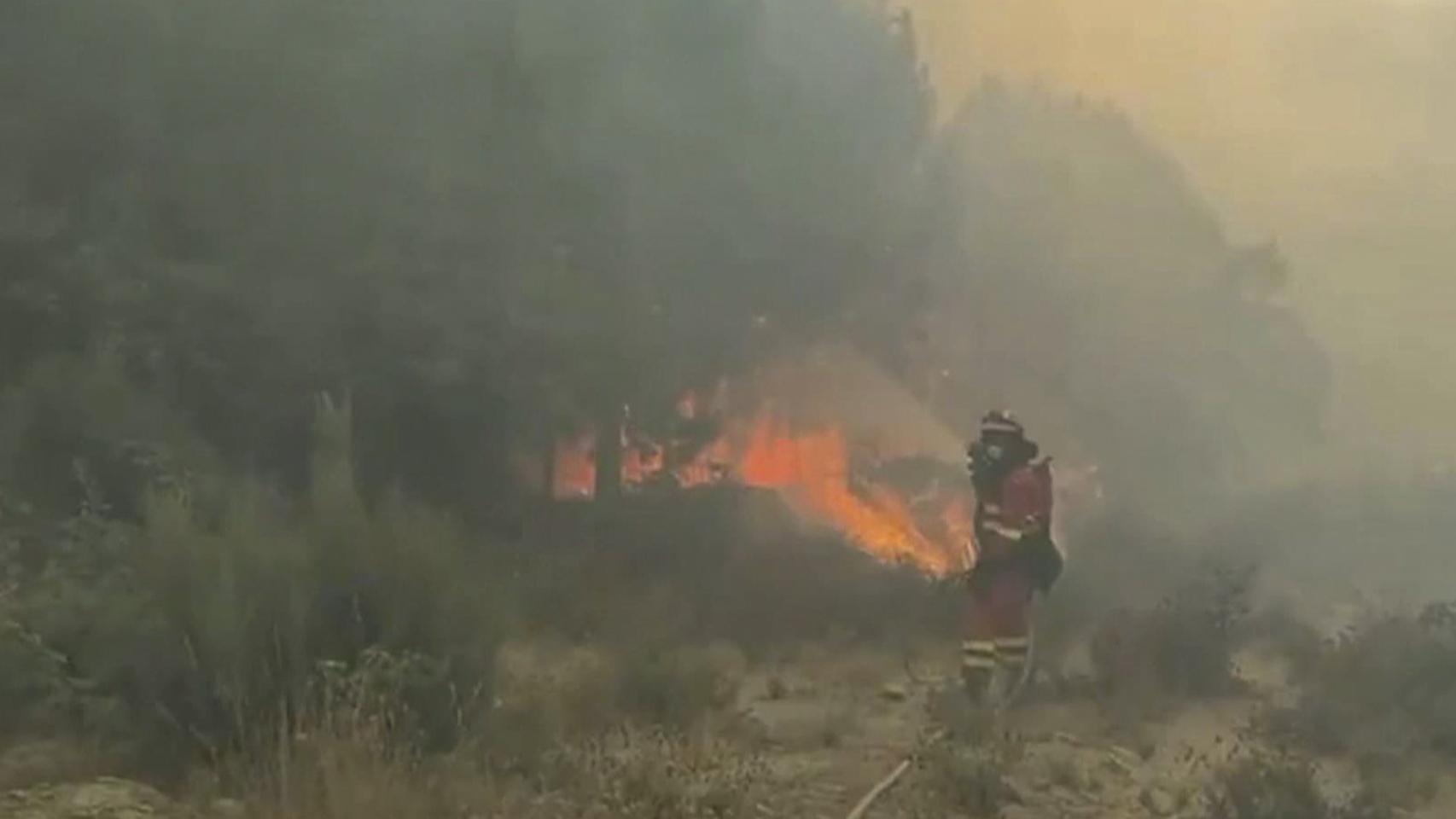 La Unidad Militar de Emergencias (UME) se encuentran desplegada en el incendio del Barranco de las Cinco Villas (Ávila).