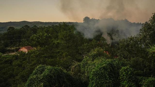 Desactivada la 'Situación 2' del incendio forestal en Arbo (Pontevedra), que afecta a 8 hectáreas