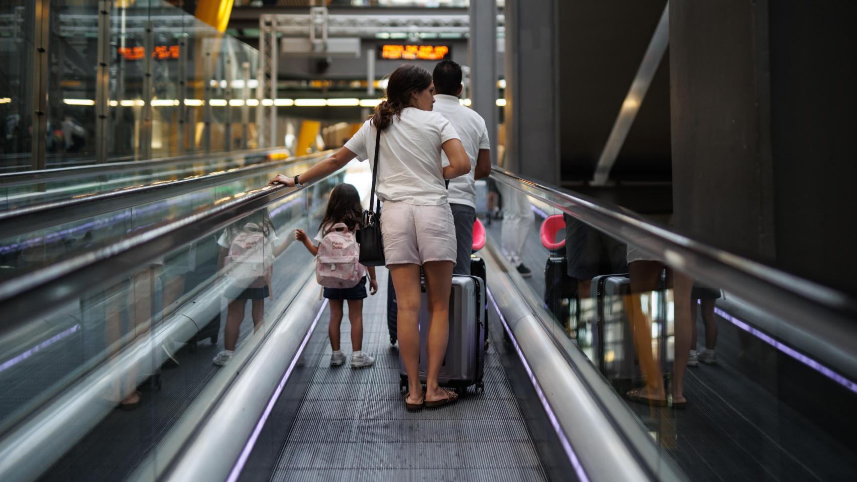 Varios viajeros en la terminal 4 del Aeropuerto Adolfo Suárez Madrid-Barajas